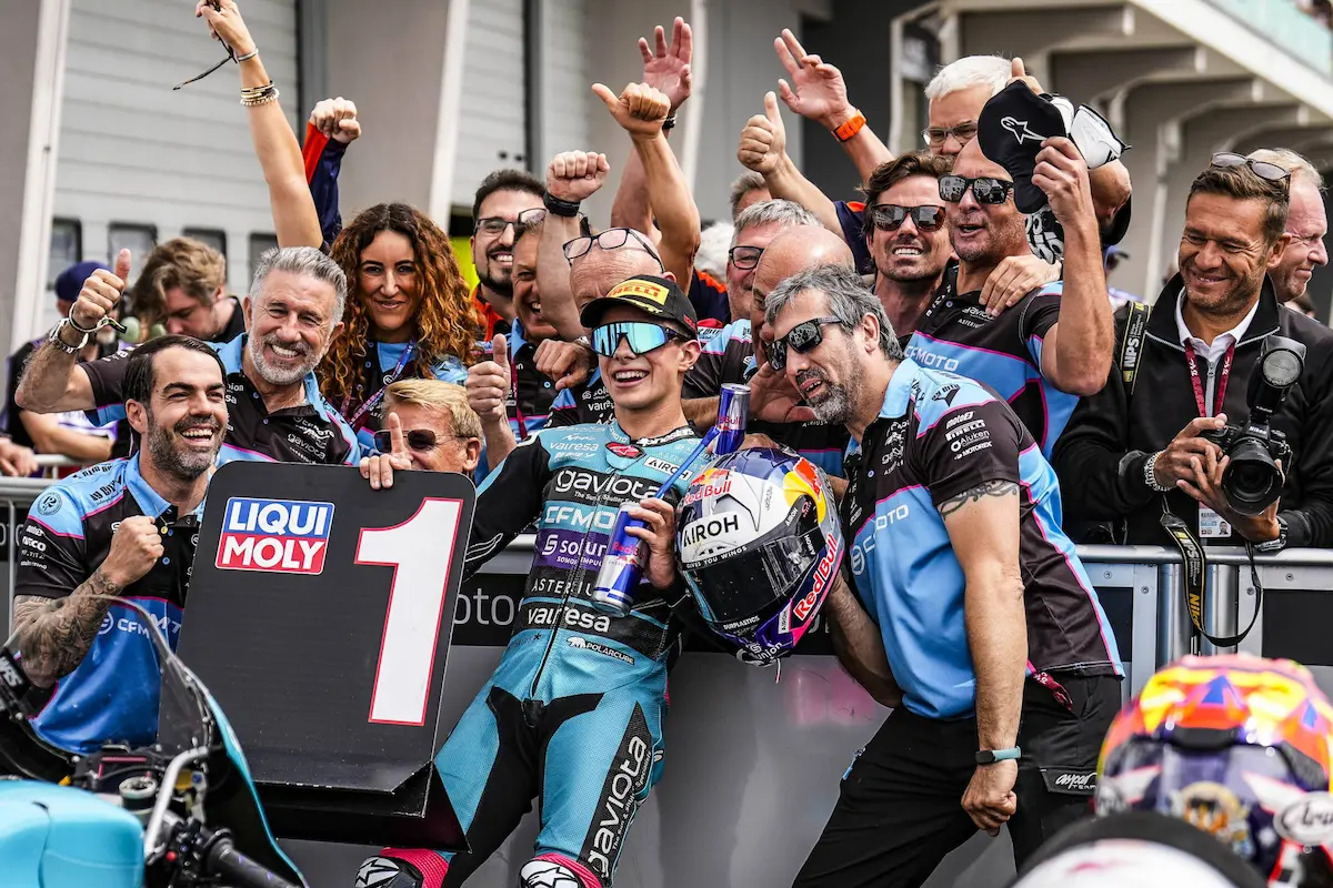 David Alonso brilla en Sachsenring: Una Estrella Emergente en Moto3